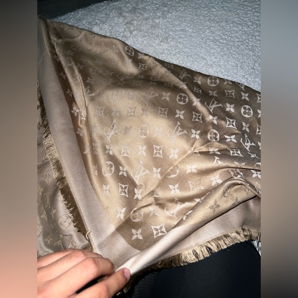 Louis Vuitton Scarf - Picture 6 of 8